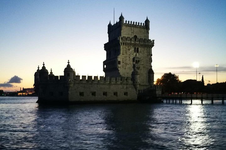Crucero al atardecer en un barco tradicional de Lisboa con vistas a monumentos históricos y vino blanco, foto 9 | wizardtrip