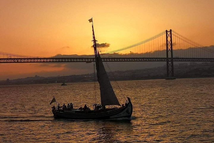 Crucero al atardecer en un barco tradicional de Lisboa con vistas a monumentos históricos y vino blanco, foto 10 | wizardtrip