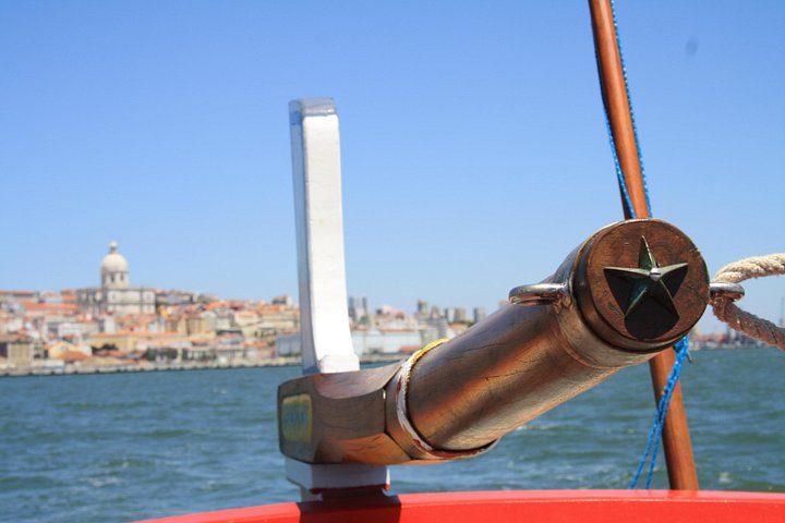 Crucero al atardecer en un barco tradicional de Lisboa con vistas a monumentos históricos y vino blanco, foto 11 | wizardtrip