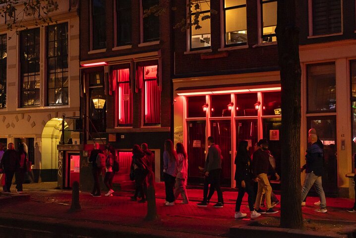 En guidet rundvisning gennem Amsterdams historiske Red Light District, der udforsker dets unikke kultur og historie, foto 7 | wizardtrip
