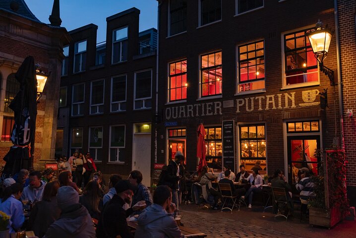 En guidet rundvisning gennem Amsterdams historiske Red Light District, der udforsker dets unikke kultur og historie, foto 9 | wizardtrip