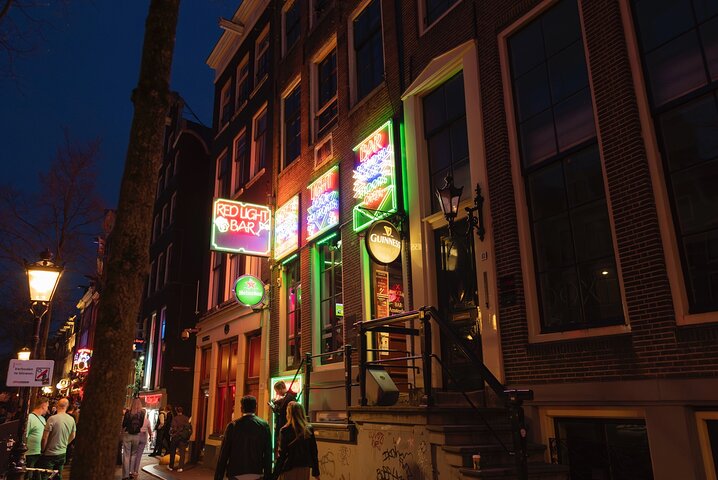 En guidet rundvisning gennem Amsterdams historiske Red Light District, der udforsker dets unikke kultur og historie, foto 11 | wizardtrip