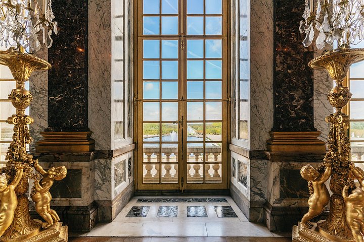 Guided tour of the opulent Palace of Versailles, including the Hall of Mirrors, photo 14 | wizardtrip