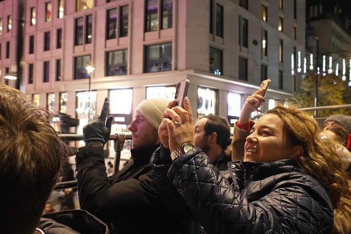 夜のロンドンのきらめくクリスマスイルミネーションを紹介するオープンデッキバスツアー、写真11 | wizardtrip
