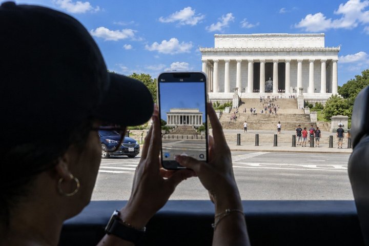 Guided E-Cart tour of Washington D.C.'s historic monuments and landmarks, including the White House, photo 14 | wizardtrip