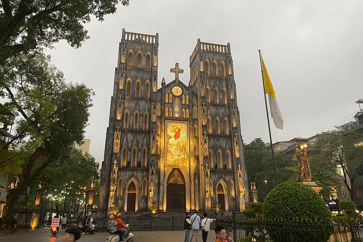 Private tour exploring Hanoi's landmarks, Train Street, and local markets, photo 6 | wizardtrip
