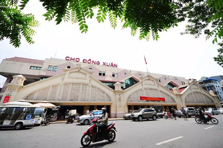 Private tour exploring Hanoi's landmarks, Train Street, and local markets, photo 8 | wizardtrip