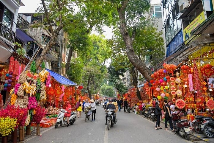 Private tour exploring Hanoi's landmarks, Train Street, and local markets, photo 10 | wizardtrip