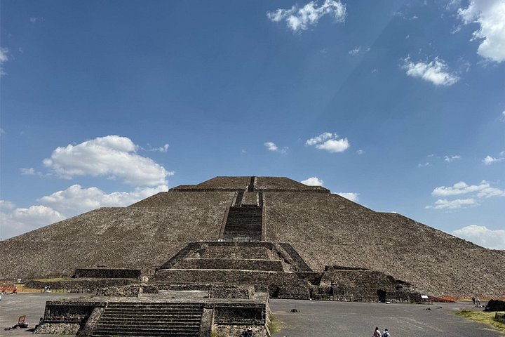 Luftballong svävar över Teotihuacans antika pyramider, Mexiko, under soluppgången, foto 22 | wizardtrip