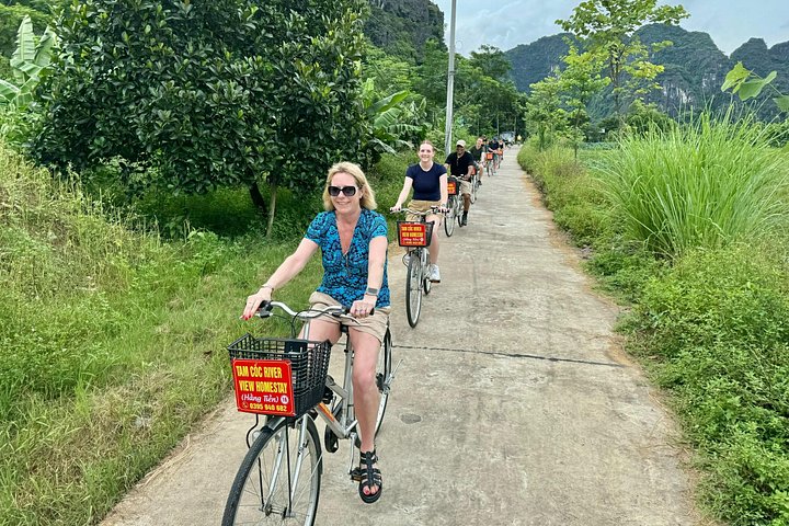 Lyxig heldagstur från Hanoi till Ninh Binh med limousinvan, natursköna vyer, båtturer och kulturplatser, foto 13 | wizardtrip