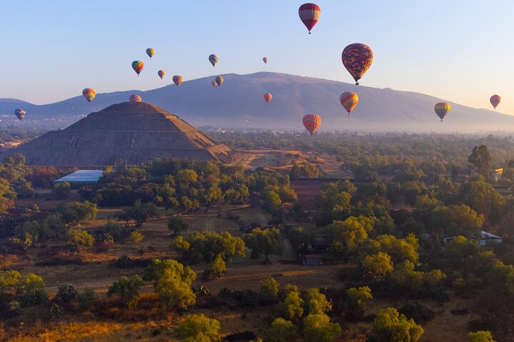 Vol en montgolfière au-dessus de Teotihuacan avec petit-déjeuner et transport depuis Mexico | wizardtrip