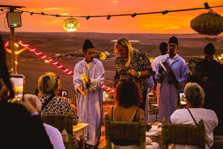 Vivi una magica serata nel deserto di Agafay vicino a Marrakech con cena, giri in cammello e spettacoli tradizionali, foto 6 | wizardtrip
