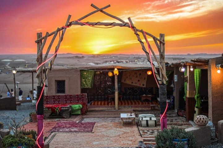 Vivi una magica serata nel deserto di Agafay vicino a Marrakech con cena, giri in cammello e spettacoli tradizionali, foto 9 | wizardtrip