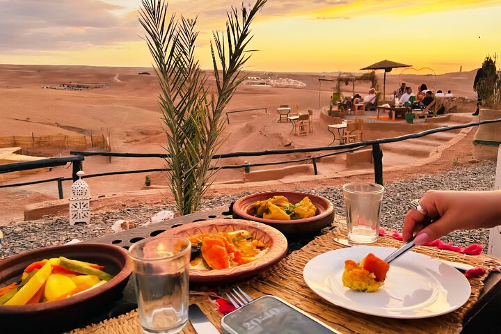Vivi una magica serata nel deserto di Agafay vicino a Marrakech con cena, giri in cammello e spettacoli tradizionali, foto 10 | wizardtrip
