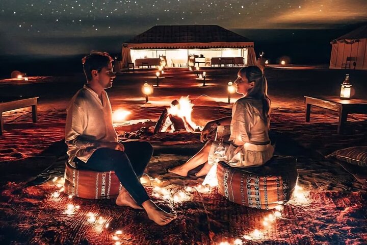 Coucher de soleil dans le désert d'Agafay : balade à dos de dromadaire et dîner avec spectacle de feu | wizardtrip
