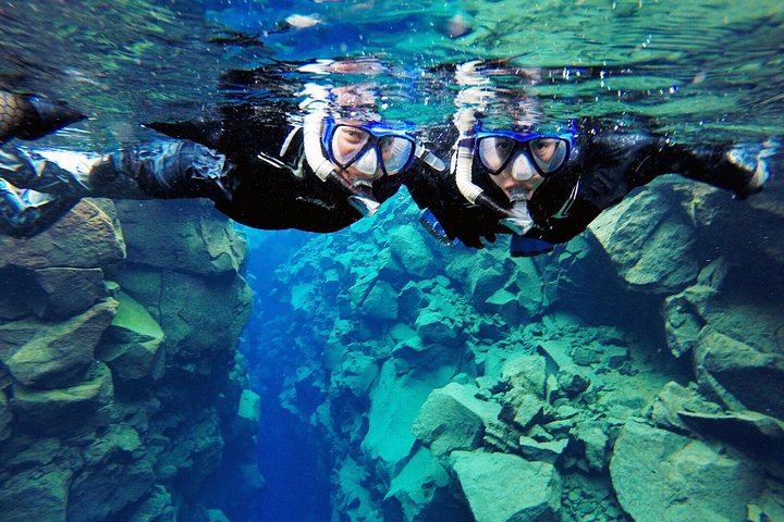 Snorkel mellom tektoniske plater i det krystallklare vannet ved Silfra, Island, foto 6 | wizardtrip
