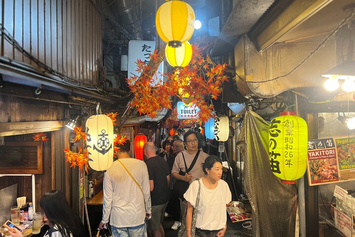 Utforska Shinjukus matscen med en lokal guide och smaka på olika japanska rätter, foto 8 | wizardtrip