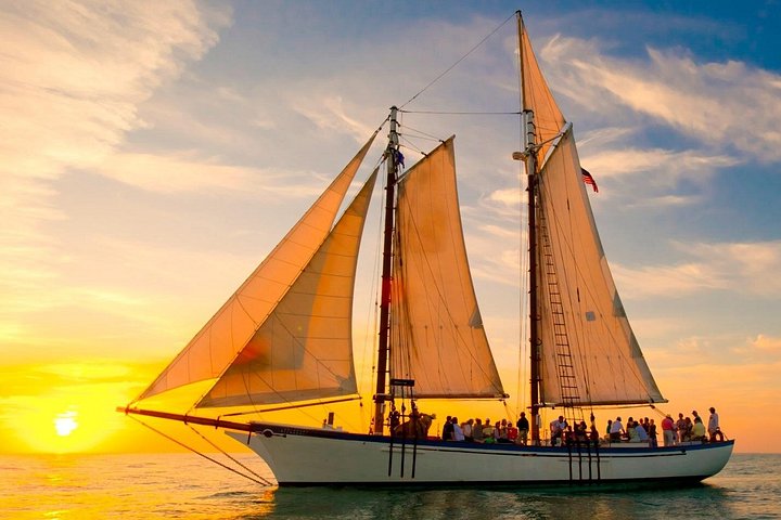 Goditi una navigazione al tramonto a Key West a bordo di uno schooner storico, con viste mozzafiato e un'avventura marittima unica, foto 6 | wizardtrip