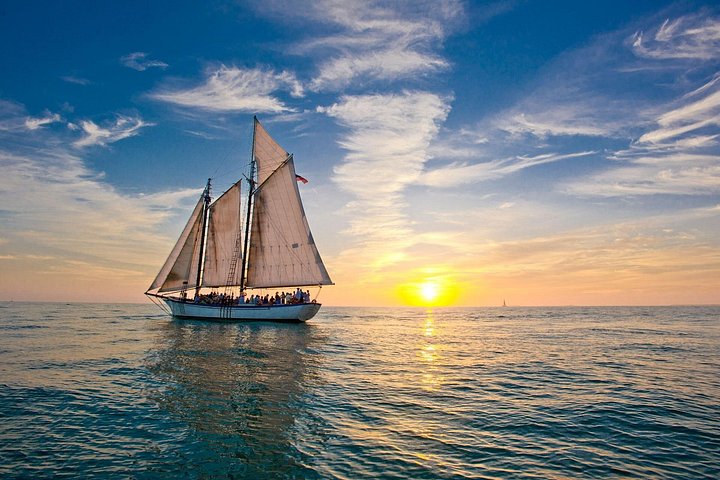 Goditi una navigazione al tramonto a Key West a bordo di uno schooner storico, con viste mozzafiato e un'avventura marittima unica, foto 7 | wizardtrip