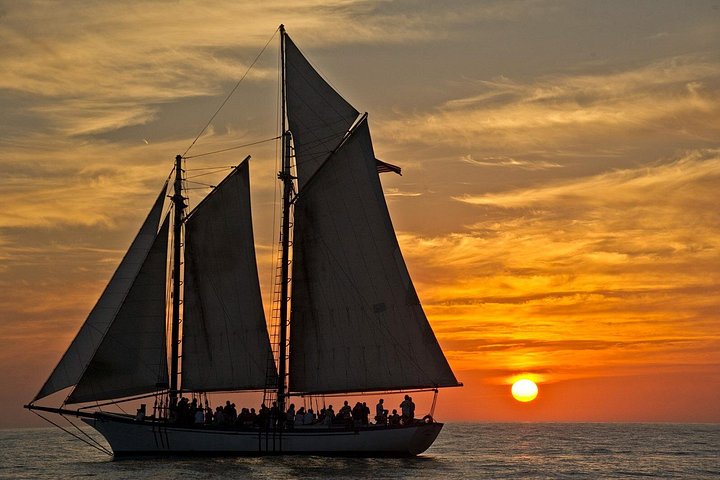 Goditi una navigazione al tramonto a Key West a bordo di uno schooner storico, con viste mozzafiato e un'avventura marittima unica, foto 8 | wizardtrip