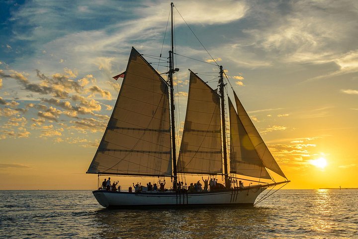 Goditi una navigazione al tramonto a Key West a bordo di uno schooner storico, con viste mozzafiato e un'avventura marittima unica, foto 10 | wizardtrip