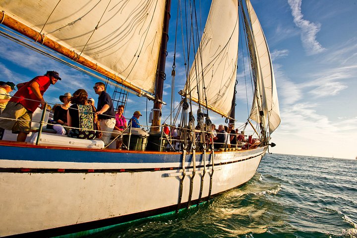 Goditi una navigazione al tramonto a Key West a bordo di uno schooner storico, con viste mozzafiato e un'avventura marittima unica, foto 15 | wizardtrip