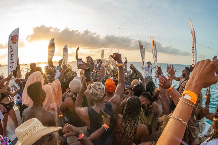 Cancun Hip Hop Partyboot nur für Erwachsene mit Open Bar, Musik und Schwimmen, Foto 6 | wizardtrip
