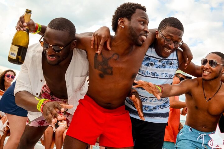 Cancun Hip Hop Partyboot nur für Erwachsene mit Open Bar, Musik und Schwimmen, Foto 8 | wizardtrip