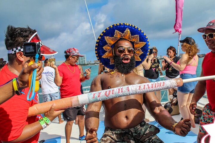 Cancun Hip Hop Partyboot nur für Erwachsene mit Open Bar, Musik und Schwimmen, Foto 9 | wizardtrip
