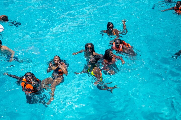 Cancun Hip Hop Partyboot nur für Erwachsene mit Open Bar, Musik und Schwimmen, Foto 10 | wizardtrip