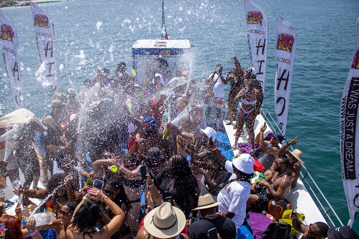 Cancun Hip Hop Partyboot nur für Erwachsene mit Open Bar, Musik und Schwimmen, Foto 13 | wizardtrip