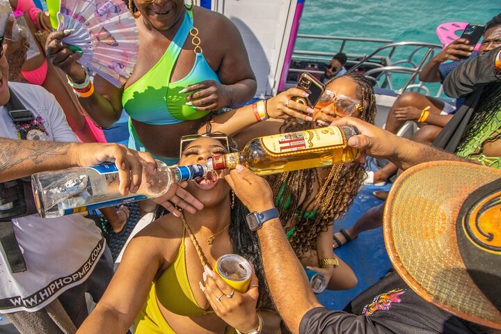 Cancun Hip Hop Partyboot nur für Erwachsene mit Open Bar, Musik und Schwimmen, Foto 28 | wizardtrip