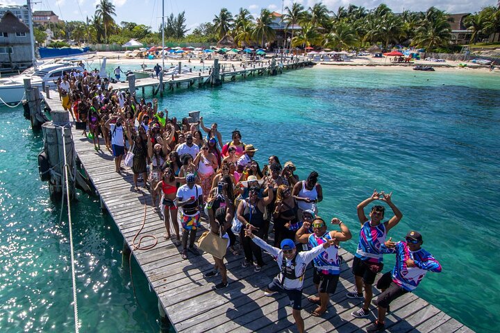 Cancun Hip Hop Partyboot nur für Erwachsene mit Open Bar, Musik und Schwimmen, Foto 31 | wizardtrip