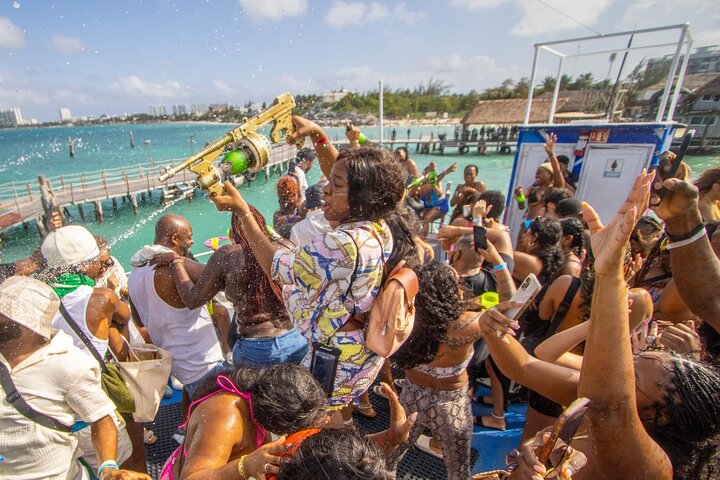 Cancun Hip Hop Partyboot nur für Erwachsene mit Open Bar, Musik und Schwimmen, Foto 38 | wizardtrip