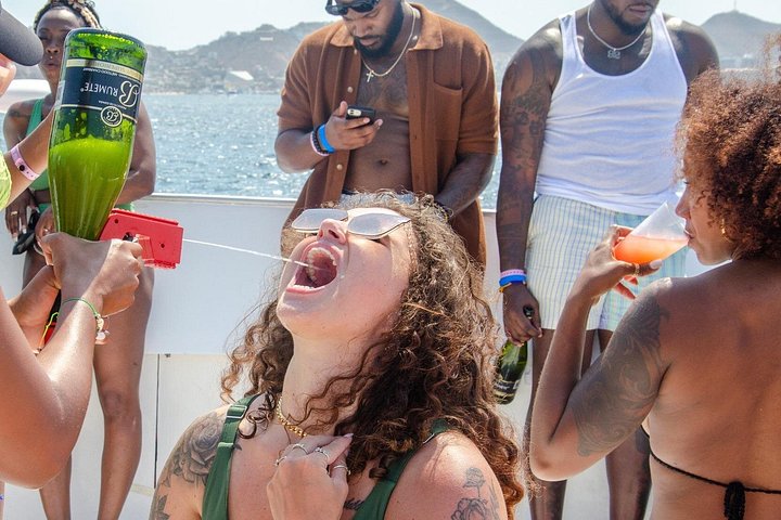 Festbåttur med Hip Hop kun for voksne i Cabo San Lucas med musikk, drinker og havutsikt, foto 7 | wizardtrip