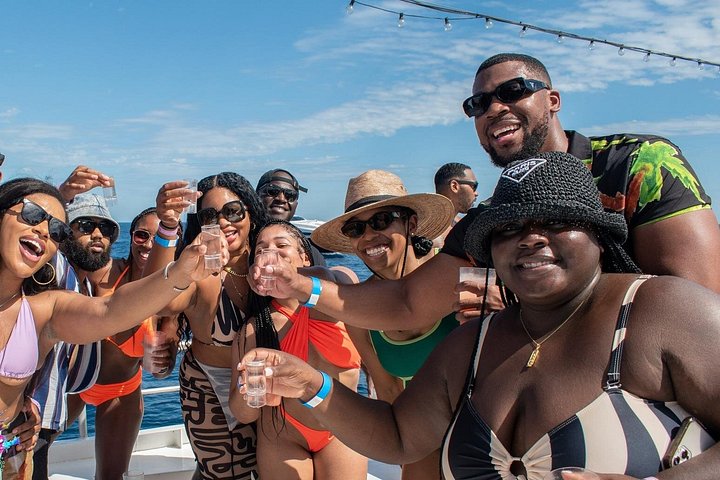 Festbåttur med Hip Hop kun for voksne i Cabo San Lucas med musikk, drinker og havutsikt, foto 27 | wizardtrip