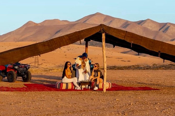 Erleben Sie einen marokkanischen Wüstensonnenuntergang mit Kamelritt, Abendessen und Feuershow in der Nähe von Marrakesch, Foto 9 | wizardtrip