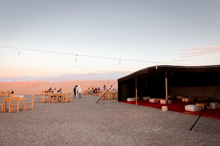 Erleben Sie einen marokkanischen Wüstensonnenuntergang mit Kamelritt, Abendessen und Feuershow in der Nähe von Marrakesch, Foto 15 | wizardtrip