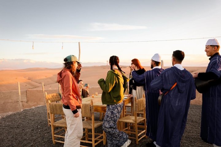 Erleben Sie einen marokkanischen Wüstensonnenuntergang mit Kamelritt, Abendessen und Feuershow in der Nähe von Marrakesch, Foto 17 | wizardtrip