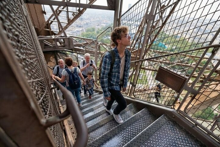 Guided tour of the Eiffel Tower with optional summit access and Seine River cruise in Paris, photo 6 | wizardtrip