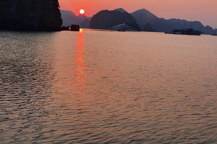 ハロン湾とランハー湾の素晴らしいカルスト地形を航行する豪華なブティッククルーズ、写真23 | wizardtrip