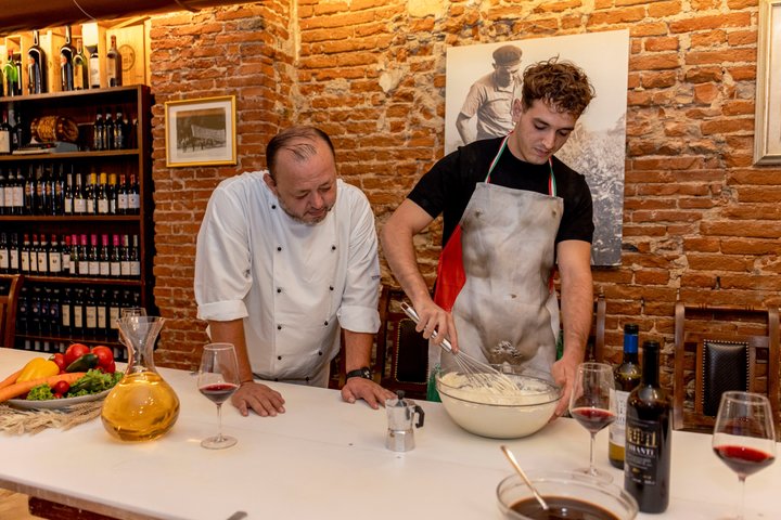 Aula prática de massa e tiramisu em Florença com degustação de vinhos, foto 17 | wizardtrip
