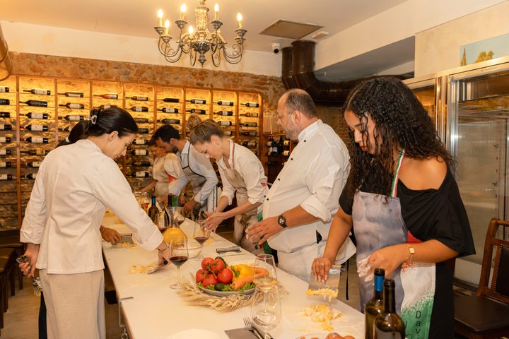 Aula prática de massa e tiramisu em Florença com degustação de vinhos, foto 18 | wizardtrip