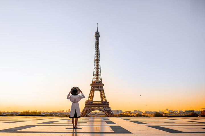 Eiffel Tower on Foot and a Paris Food Tour | wizardtrip