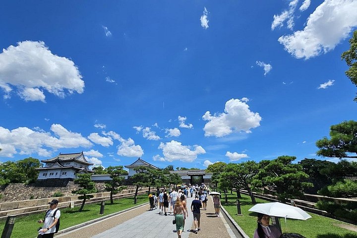 Visita guiada ao Castelo de Osaka, explorando sua história, defesas e vistas panorâmicas da cidade, foto 12 | wizardtrip