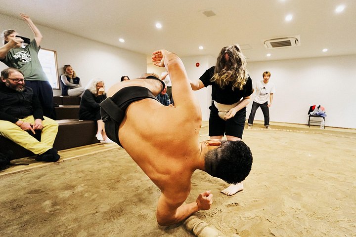 Experimenta la intensidad del sumo en Osaka con demostraciones en vivo y participación del público, foto 13 | wizardtrip