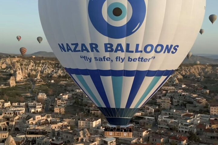 Volo all'alba in mongolfiera in Cappadocia (Göreme) con Nazar Balloons | wizardtrip