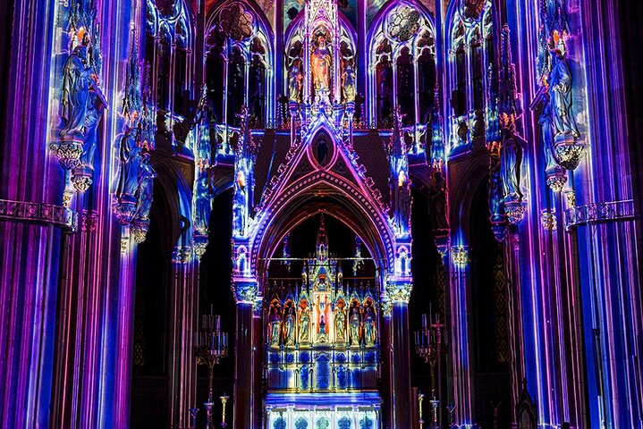 Oppslukende lysshow "Light of Creation" inne i Wiens Votivkirken, foto 6 | wizardtrip
