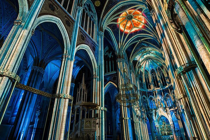 Oppslukende lysshow "Light of Creation" inne i Wiens Votivkirken, foto 8 | wizardtrip
