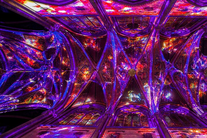 Oppslukende lysshow "Light of Creation" inne i Wiens Votivkirken, foto 11 | wizardtrip